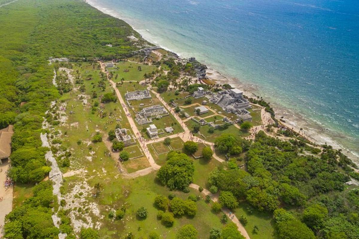 o vedere aeriană a unui parc de lângă ocean