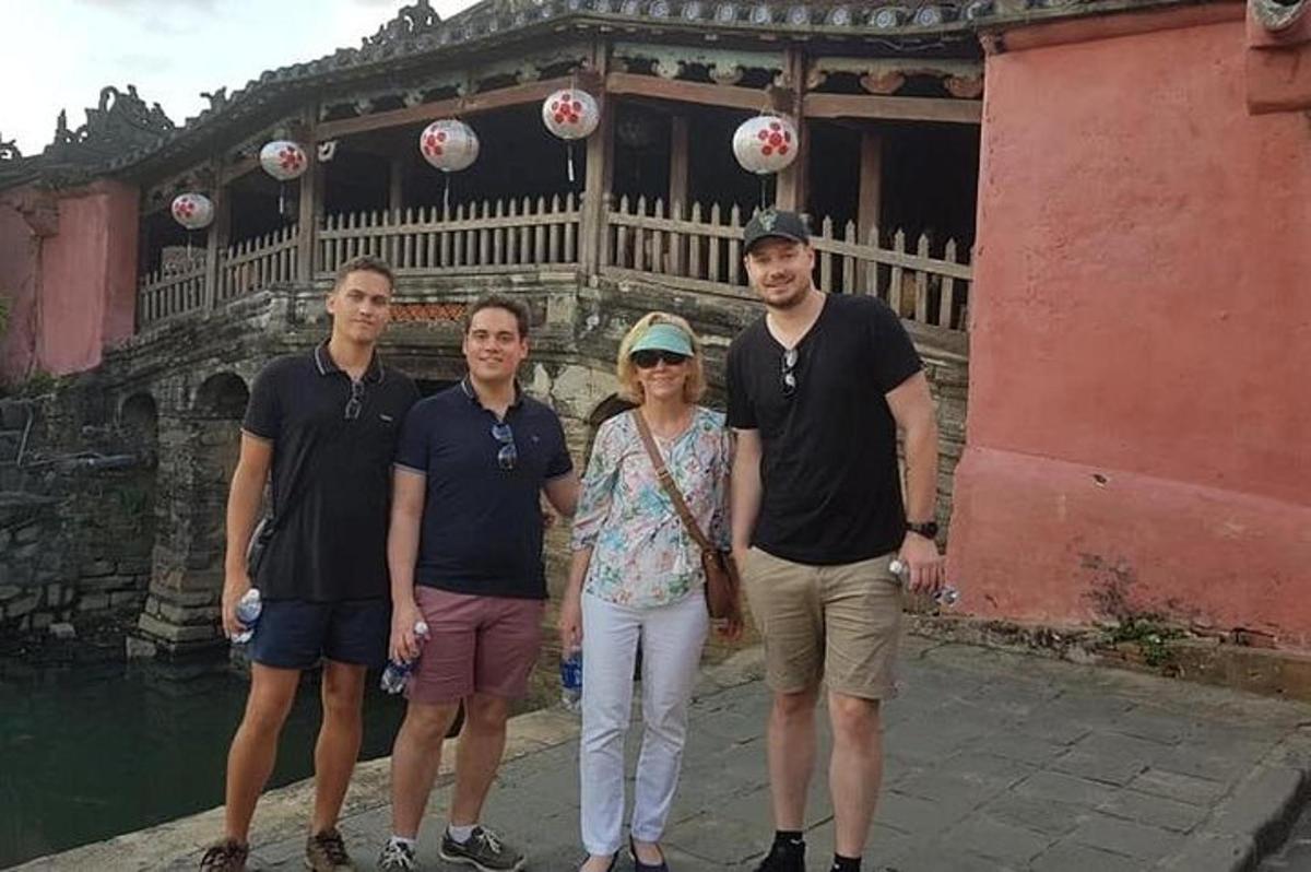 un gruppo di persone in piedi davanti a un edificio