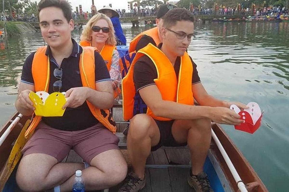 un gruppo di persone su una barca sull'acqua