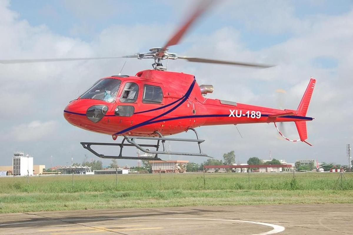 Rdeč helikopter vzleti z vzletno-pristajalne steze