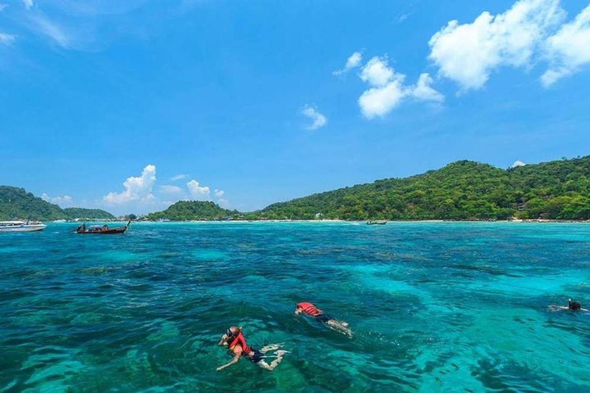 due persone che nuotano nell'acqua dell'oceano