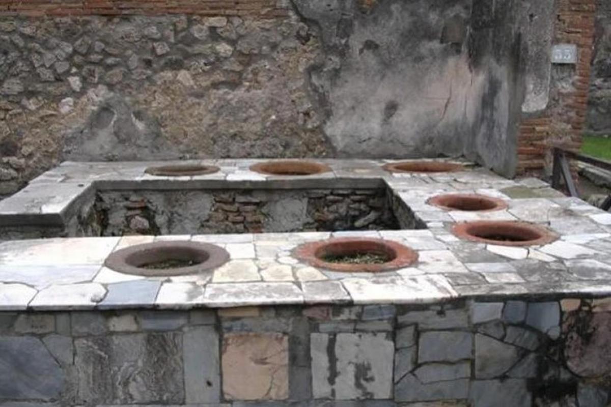 un vecchio forno in pietra con quattro fuochi