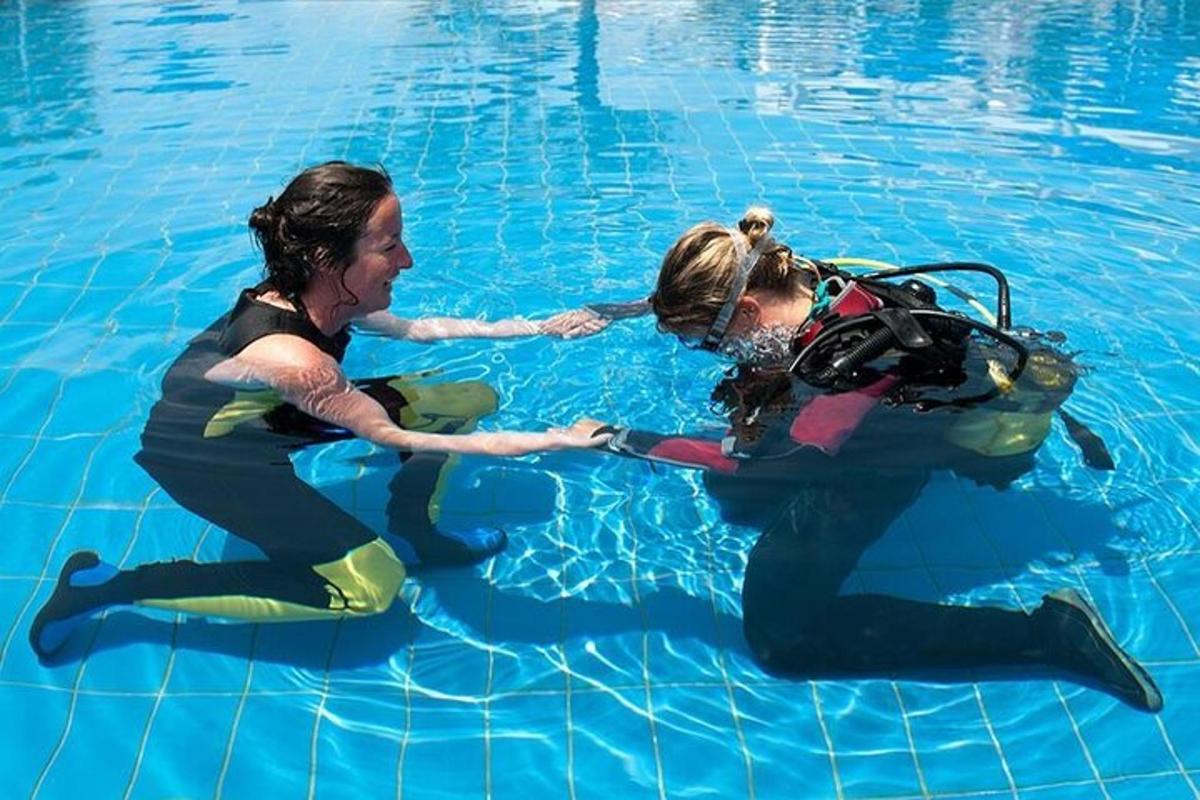 dues persones a l'aigua d'una piscina