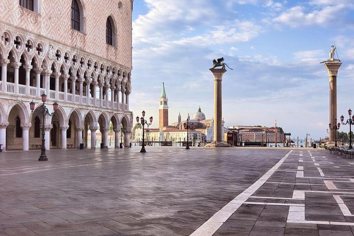 un edificio con una statua al centro di una piazza