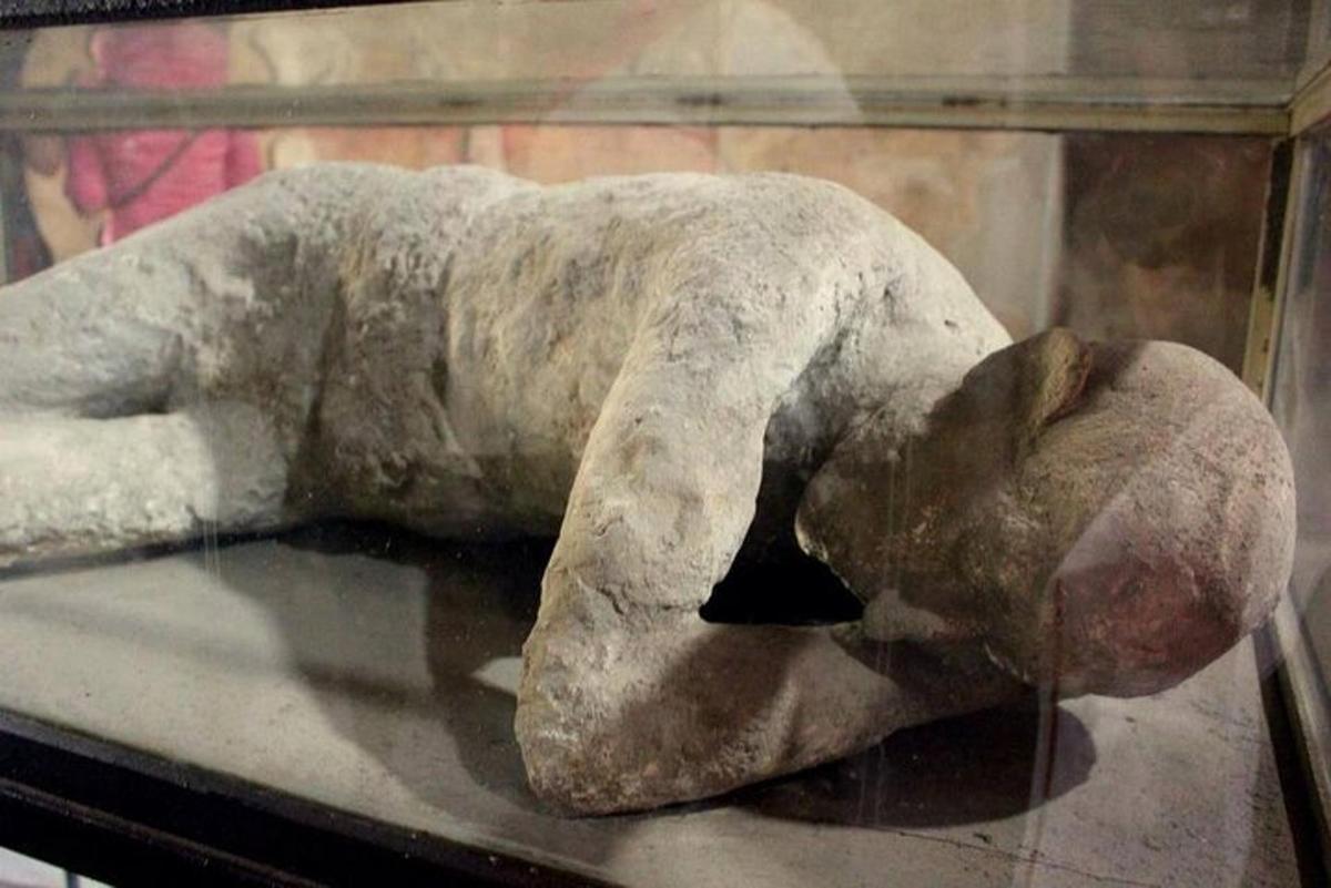 una statua di un cane sdraiato su un tavolo