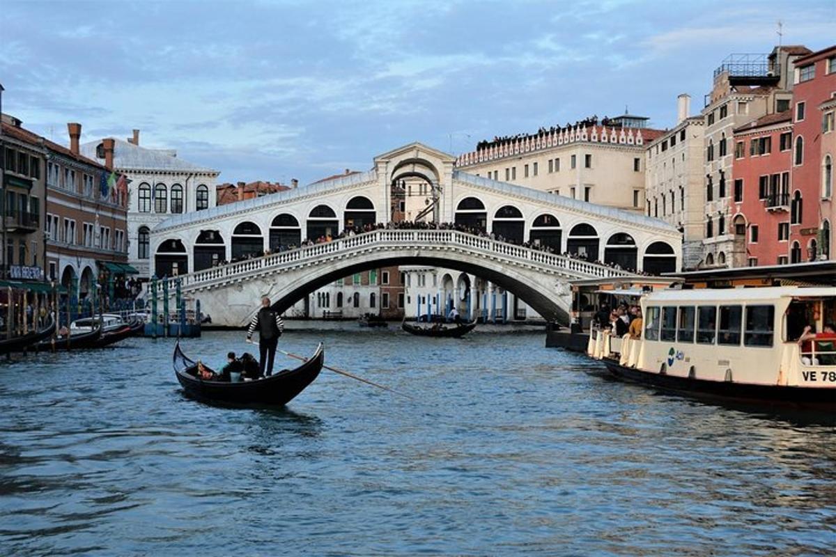 gondola na řece před mostem