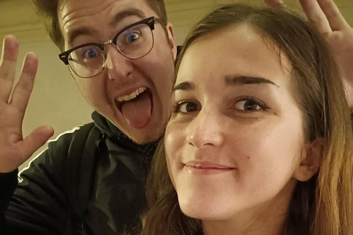 muž a žena s vyplazeným jazykem