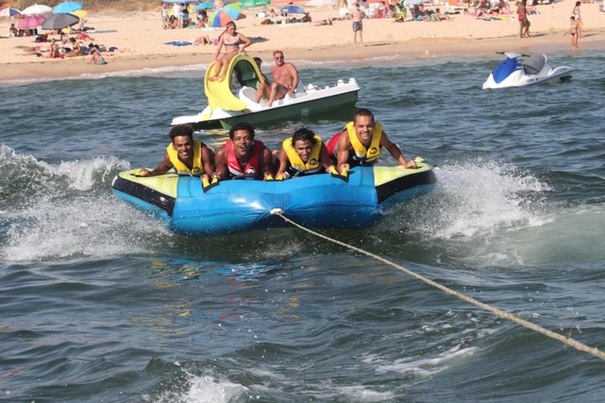 skupina lidí jedoucích na raftu ve vodě