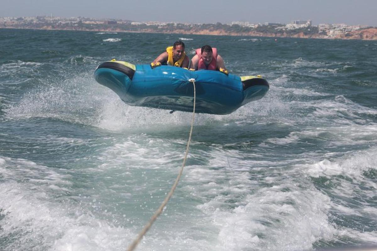 dva lidé jedoucí na raftu ve vodě