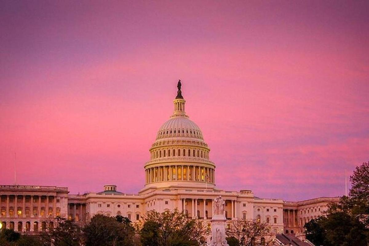 slika stavbe ameriškega kapitola ob sončnem zahodu