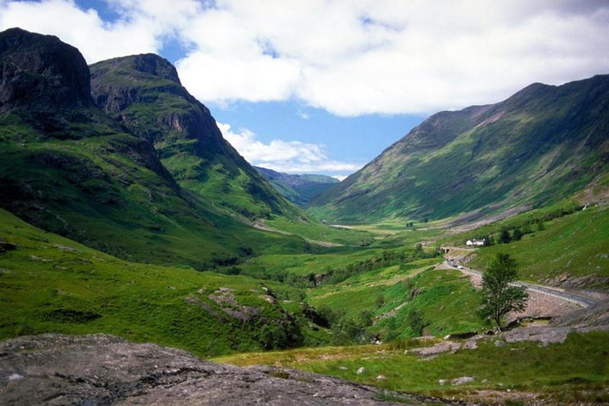 uma vista de um vale em uma cadeia de montanhas