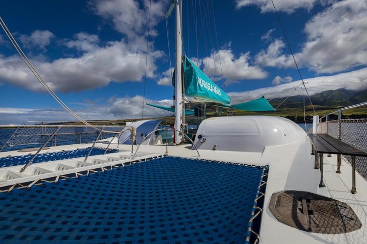 un barco con una alfombra azul en la cubierta