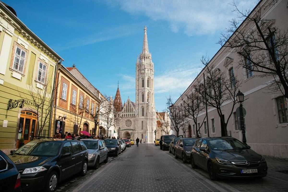 ulica z avtomobili parkiranimi pred katedralo