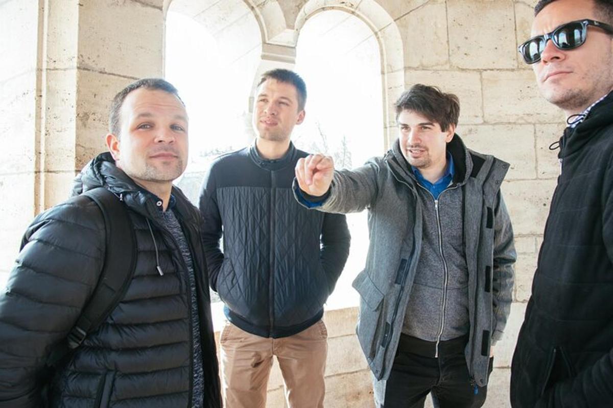 skupina mužů stojících před budovou