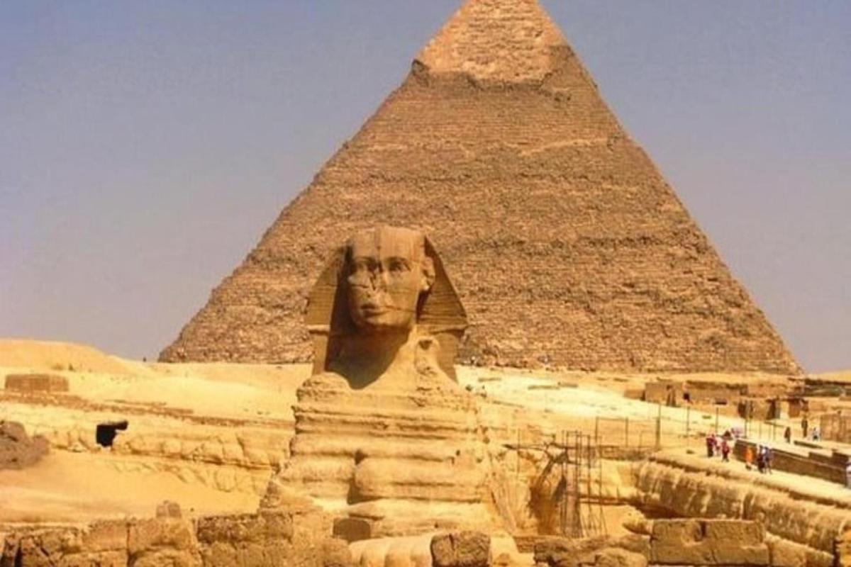 una statua di fronte alla piramide