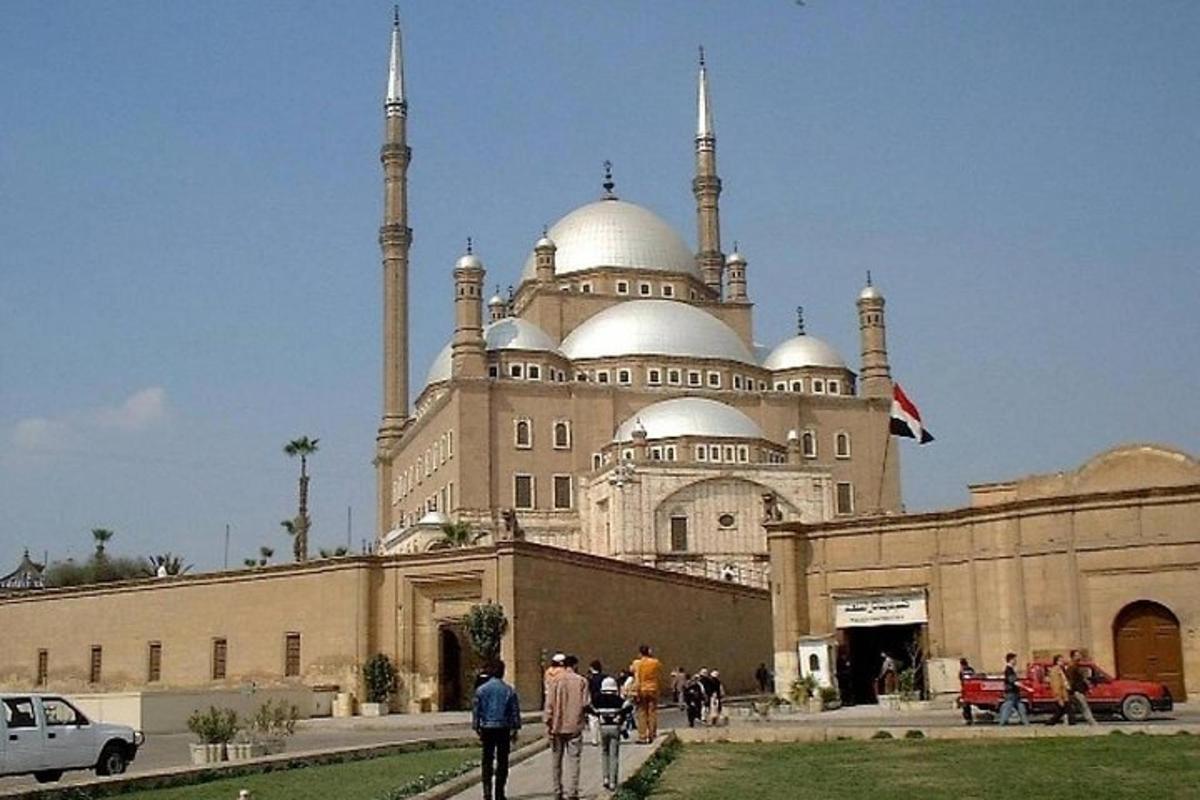 un edificio con una moschea con persone che camminano davanti
