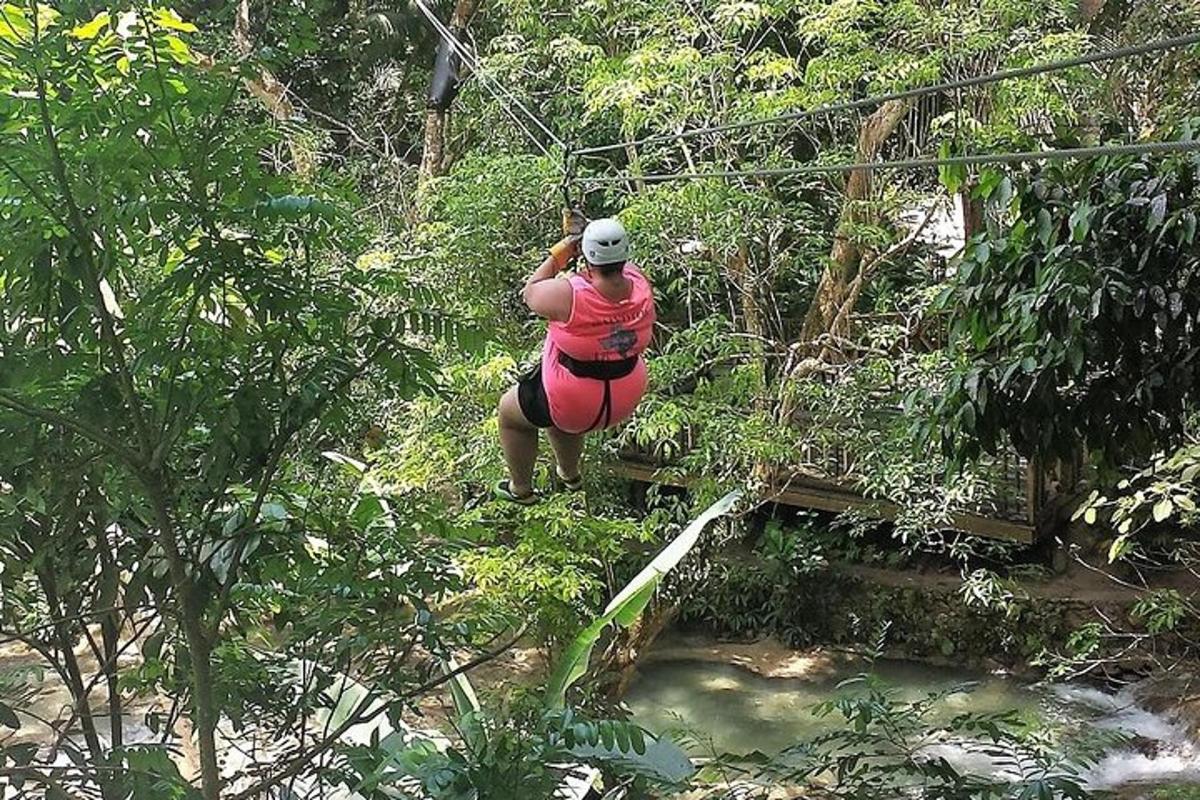 žena na zip line v džungli