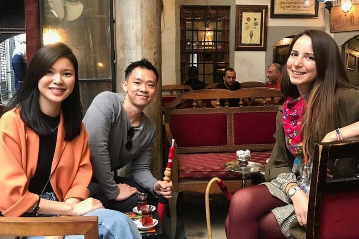 un gruppo di persone sedute in un ristorante