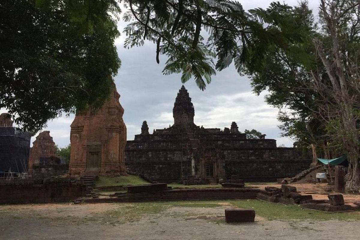 một tòa nhà lớn có cây cối ở phía trước