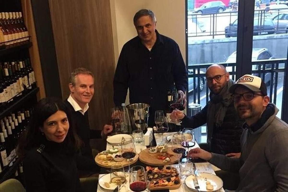 un groupe de personnes assises autour d'une table avec de la nourriture