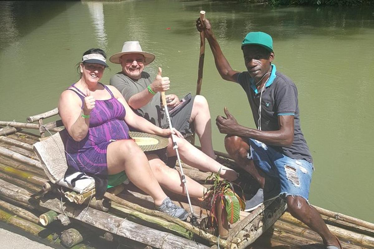 un gruppo di persone sedute su una zattera in acqua