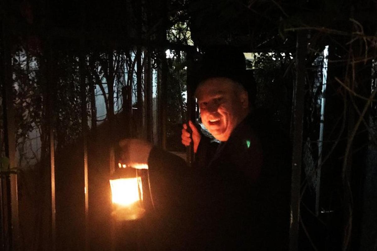 muž mluvící po mobilním telefonu ve tmě