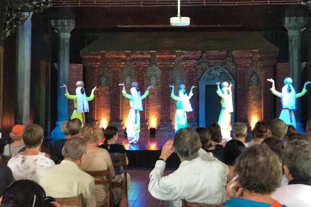 um grupo de pessoas assistindo a apresentações em um palco