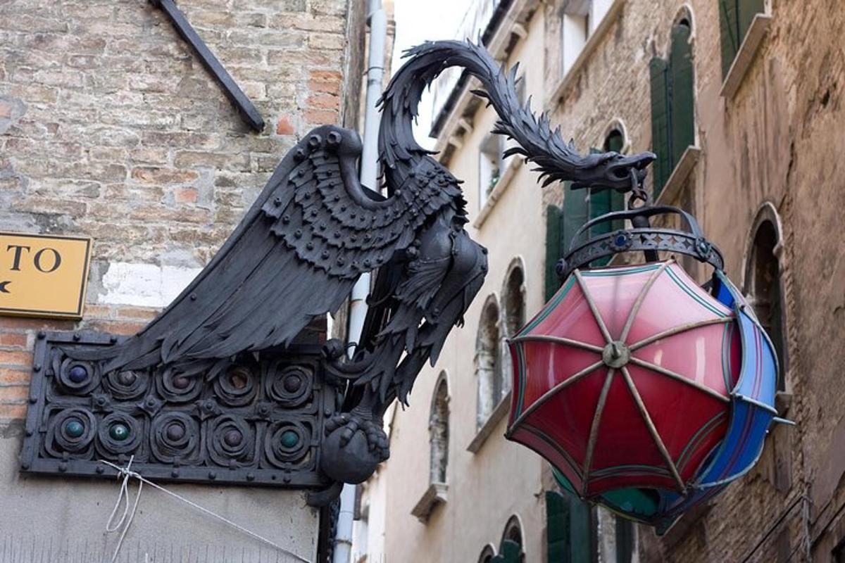 un segno di drago sul lato di un edificio