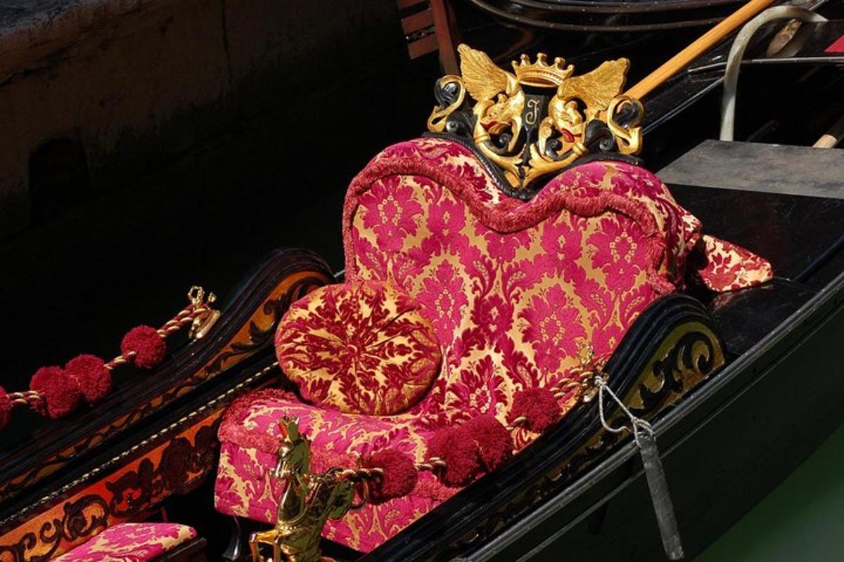 una sedia rosa con una corona su una barca