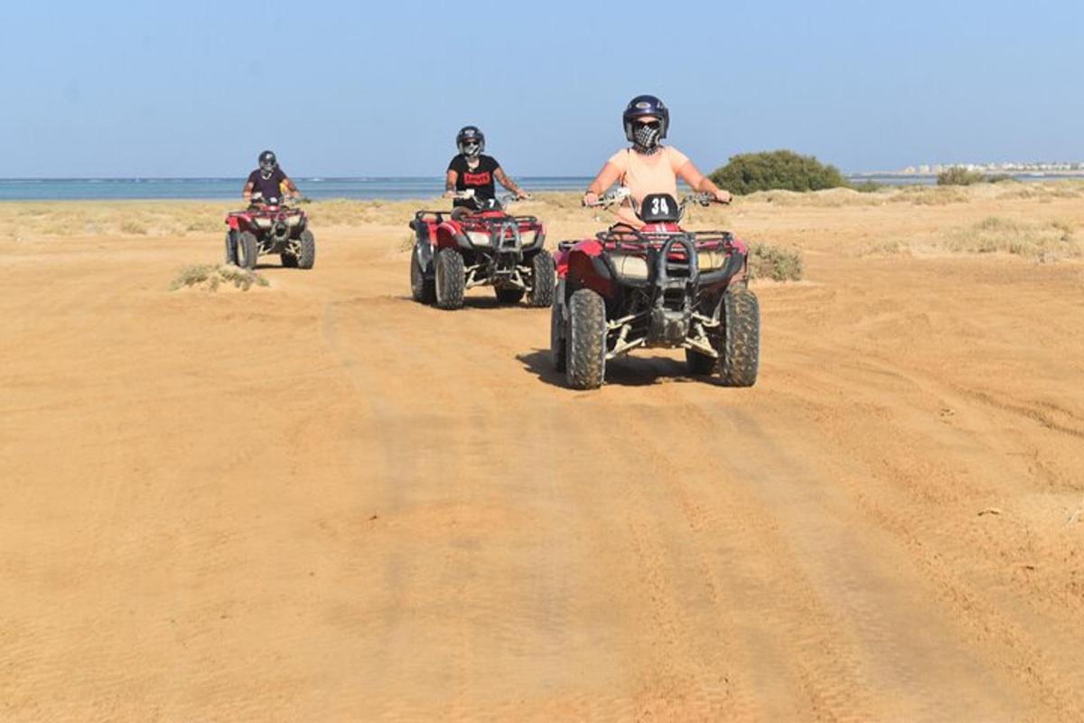 sekumpulan orang menunggang atv di jalan tanah