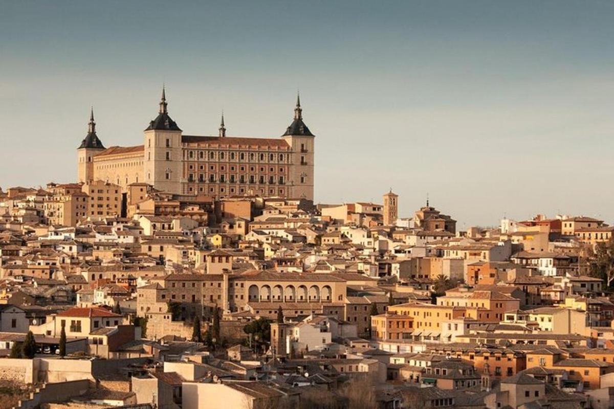 una vista di una città con un grande edificio