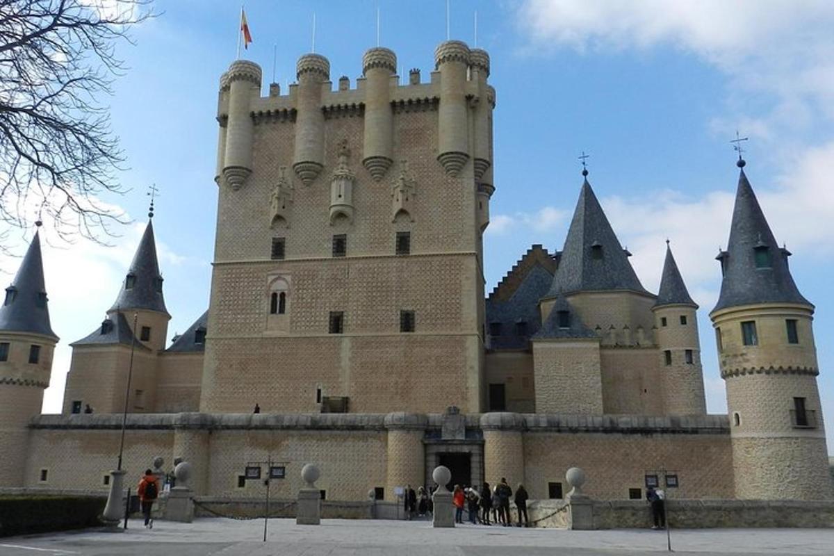 um grande castelo com torres e torres