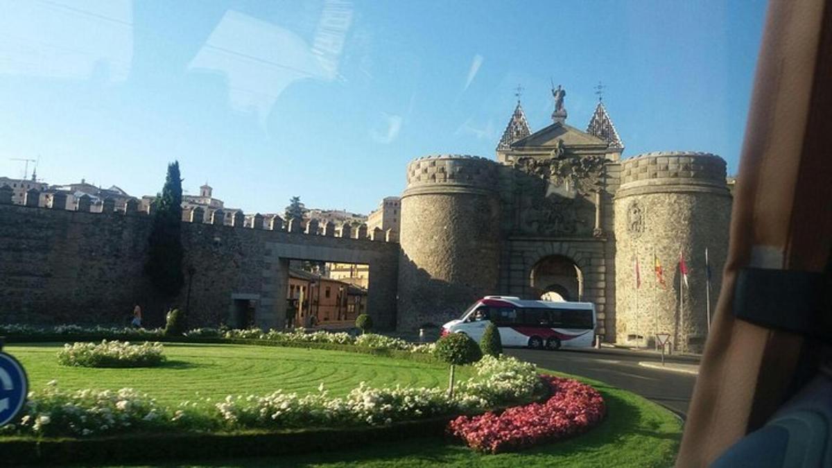 un autobus è parcheggiato davanti a un castello