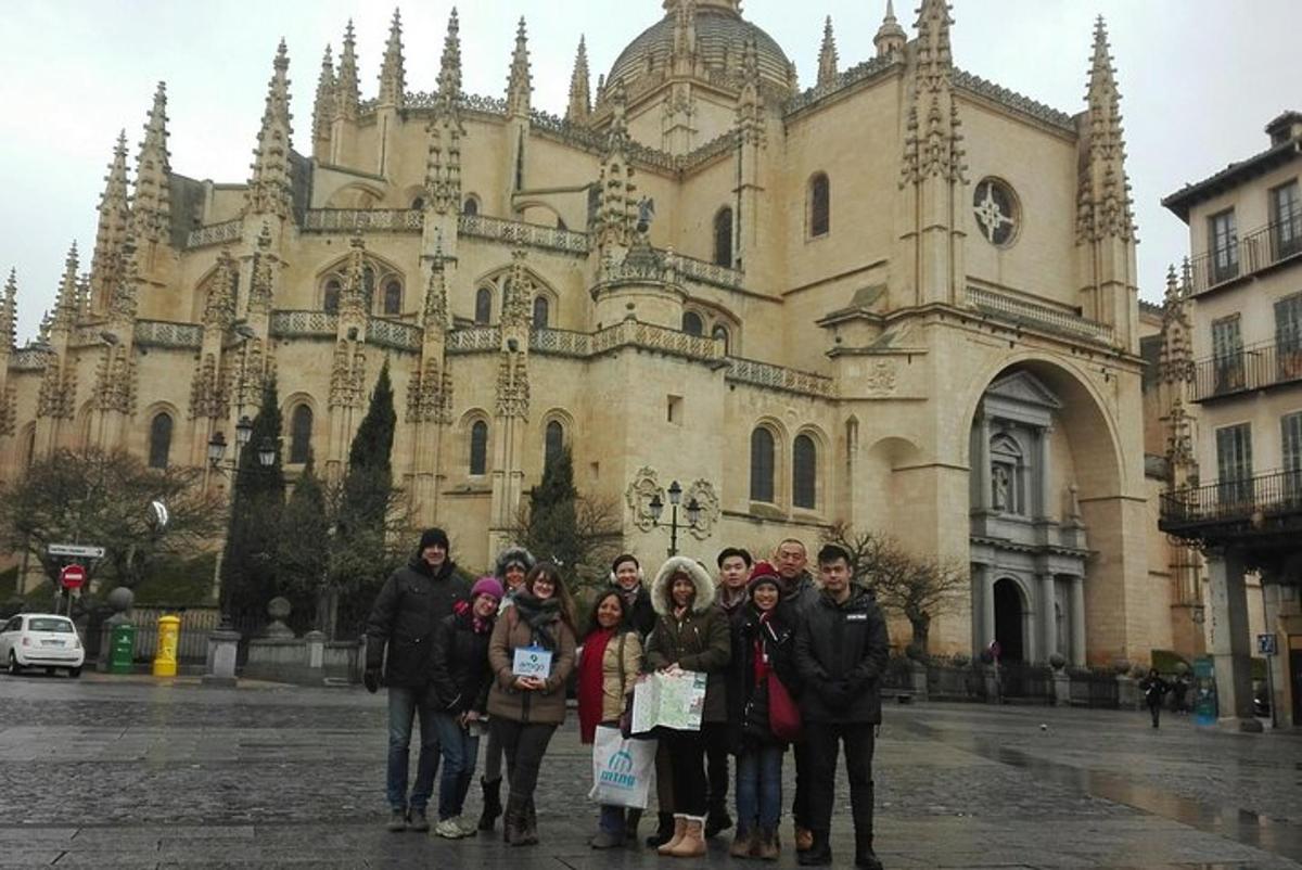 um grupo de pessoas em pé em frente a um prédio