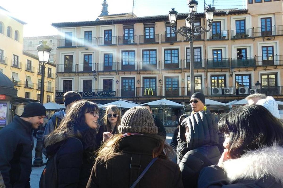 um grupo de pessoas em pé em frente a um prédio