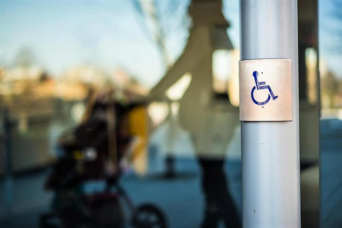 znak na drogu s simbolom za invalide