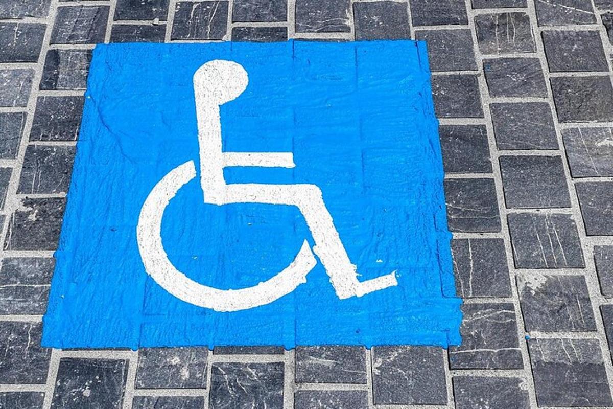 modro-bel znak za invalide na ulici