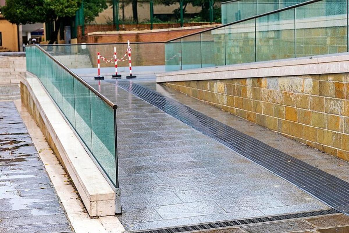 pločnik s stekleno ograjo ob stavbi