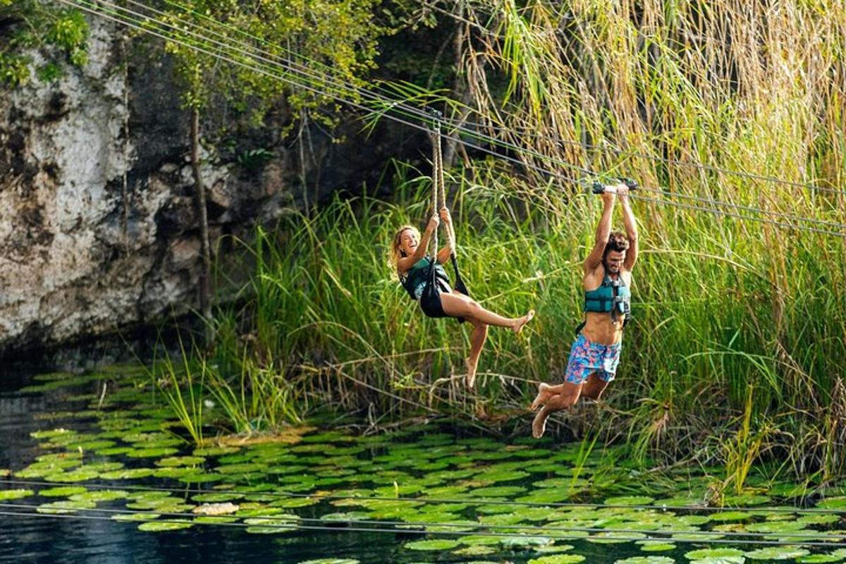dues noies saltant en un pont de corda sobre una massa d'aigua