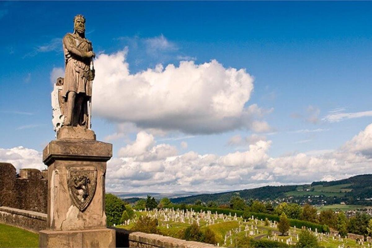 socha muže stojícího na vrcholu hřbitova