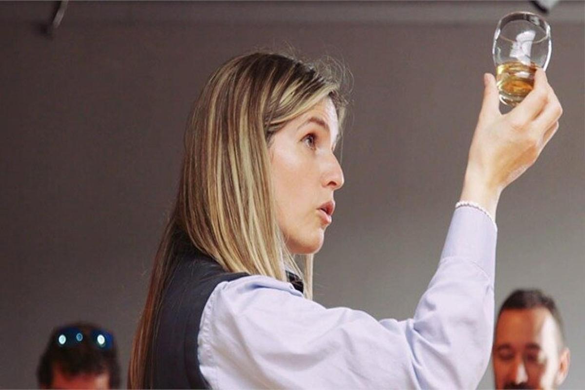 žena držící v ruce sklenici vína