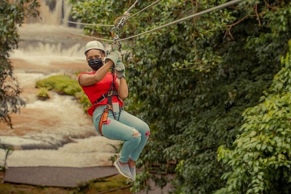 una donna su una teleferica di fronte a una cascata