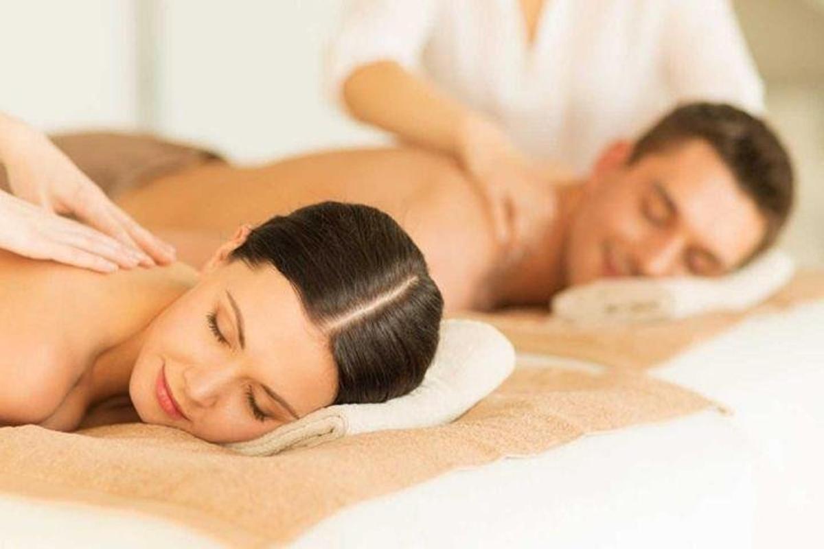 ein Mann und eine Frau bekommen eine Massage in einem Spa