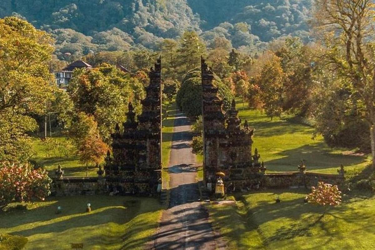 uma vista aérea de um edifício em um parque