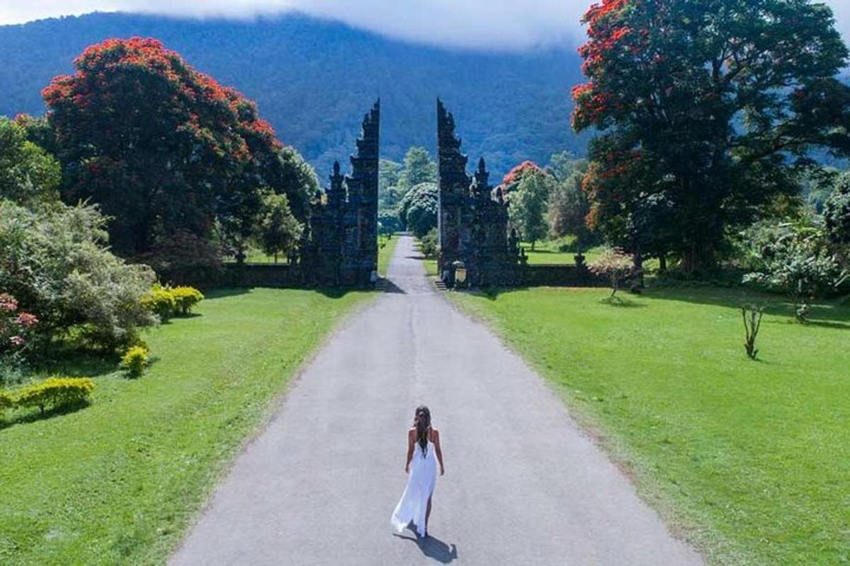 uma mulher de vestido branco caminhando por uma estrada