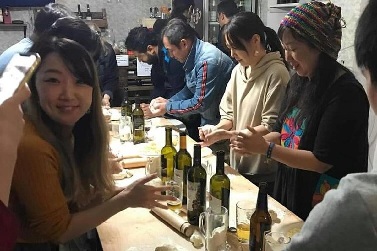 một nhóm người đứng quanh quầy bar với những chai rượu