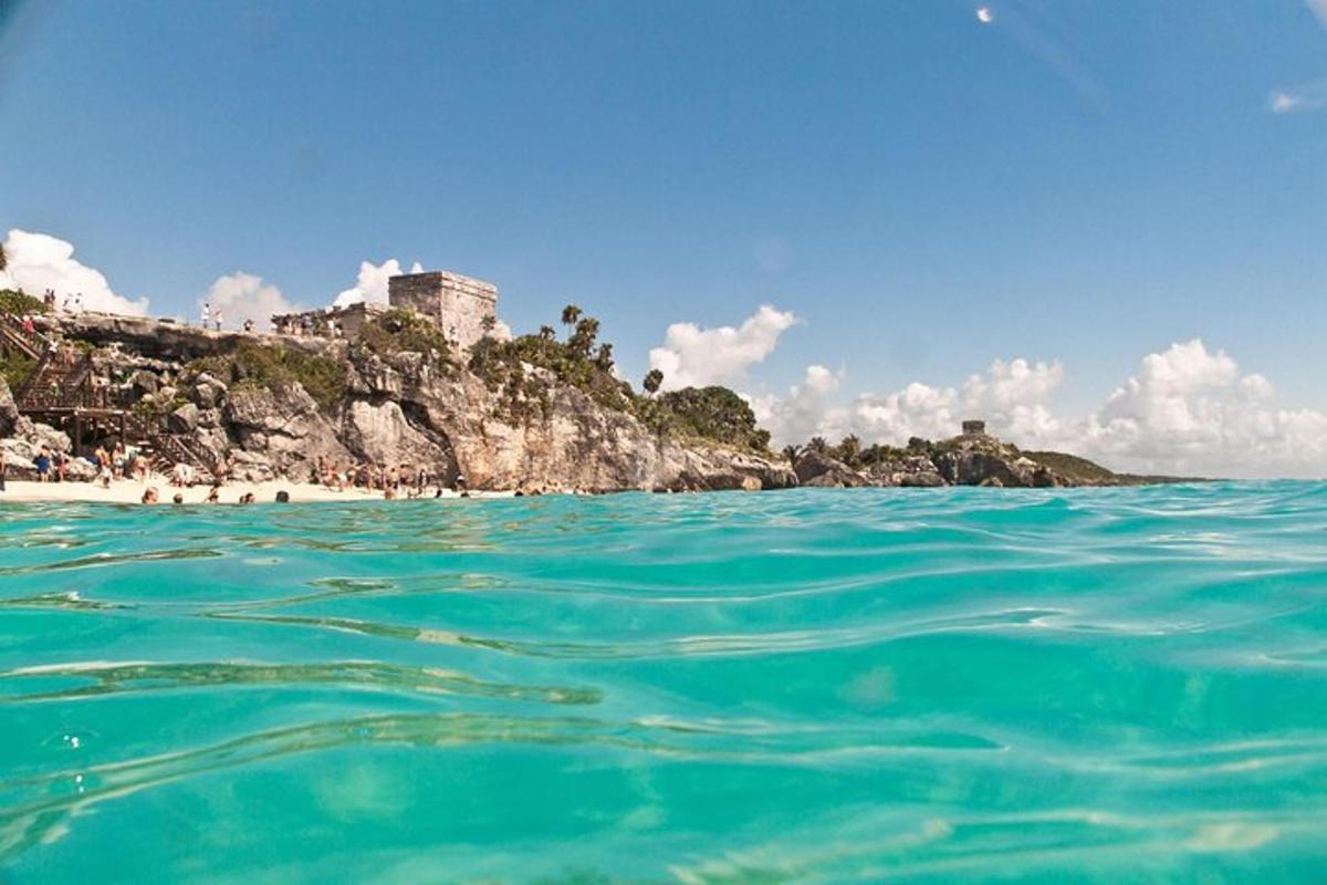 una vista di una spiaggia con un'isola nell'acqua