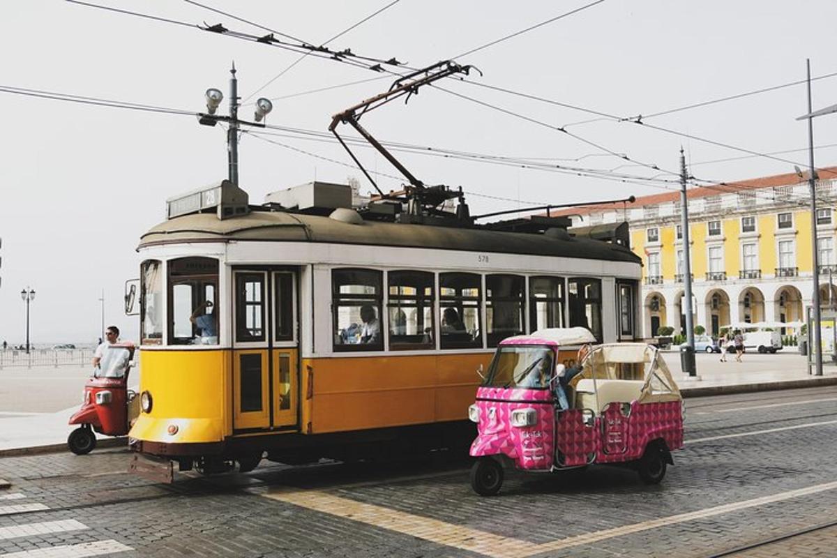 tramwaj i mały pojazd na ulicy