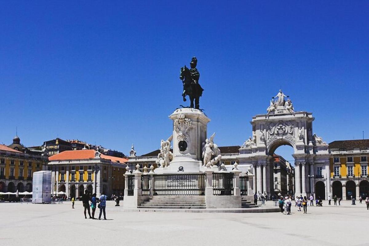 uma estátua de um homem a cavalo em frente a um edifício