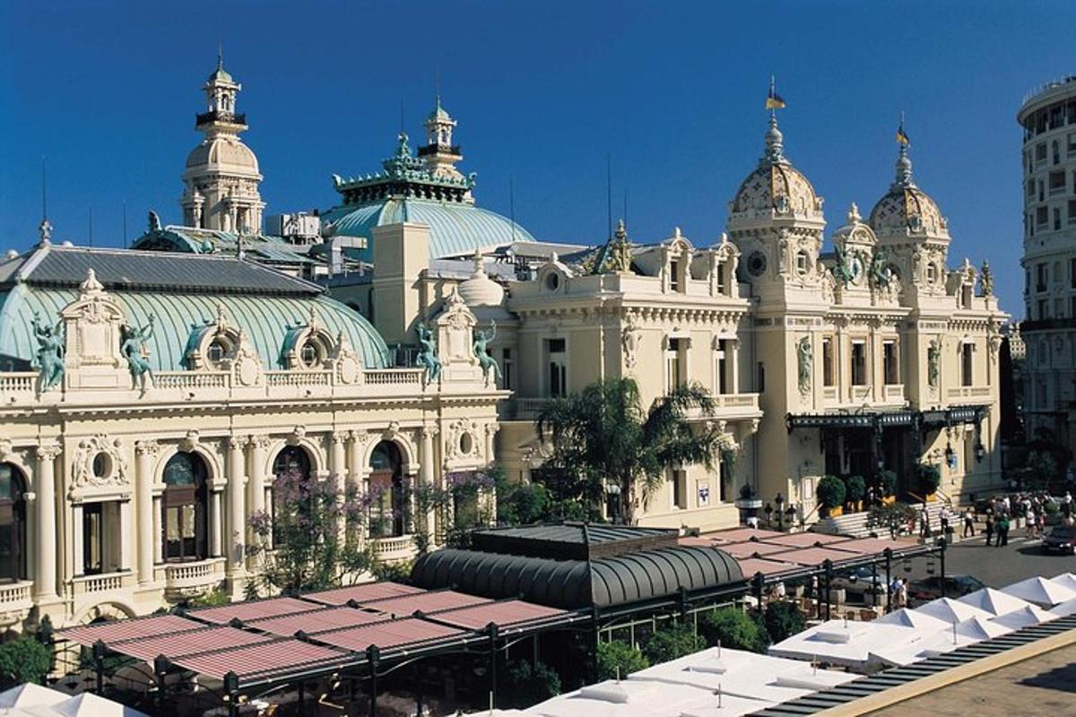 Un gran edificio blanco con cúpulas en la parte superior.